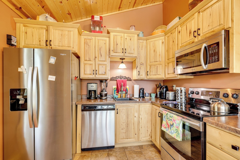Lakefront Family Cabin w/ Views in Medford
