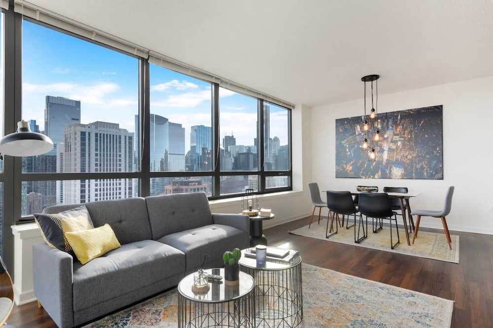West Loop Luxe 2BR Balcony Skyline Views
