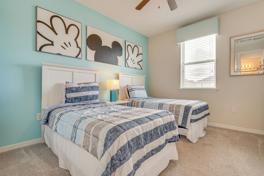 Home Near Theme Parks in Kissimmee: Family Perks!