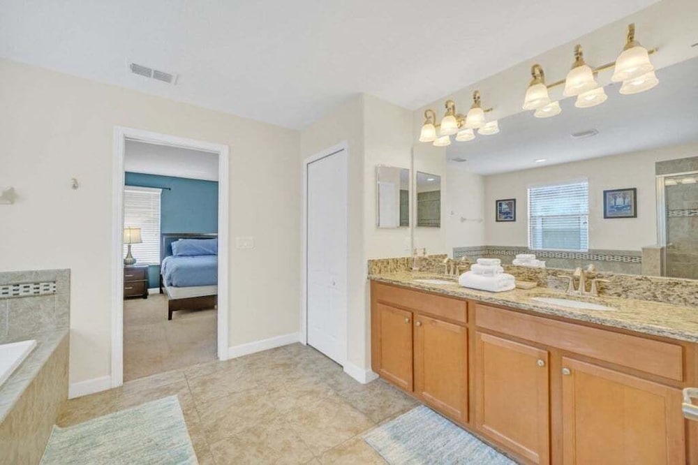 Incredible Pool Spa & Game Room Private Home! 6 Bedroom Villa