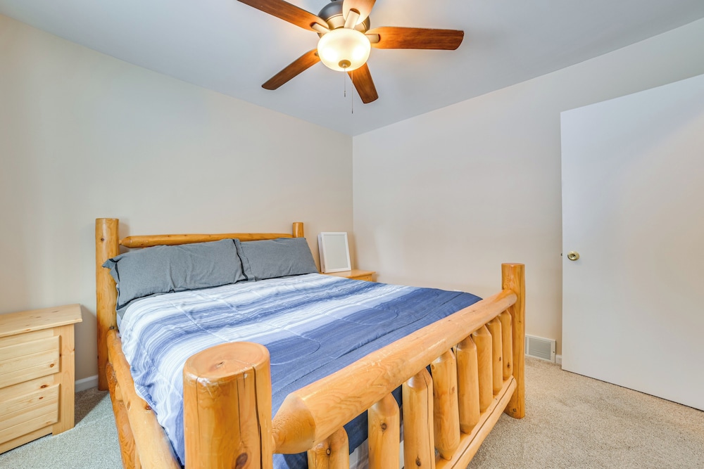 2 Blocks to Higgins Lake: Pet-friendly Family Home