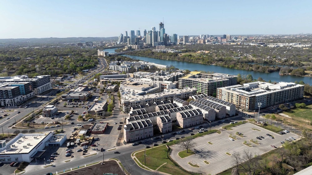 Modern Home, Private Balcony, Near Rainey & Lady Bird Lake Haus of Z