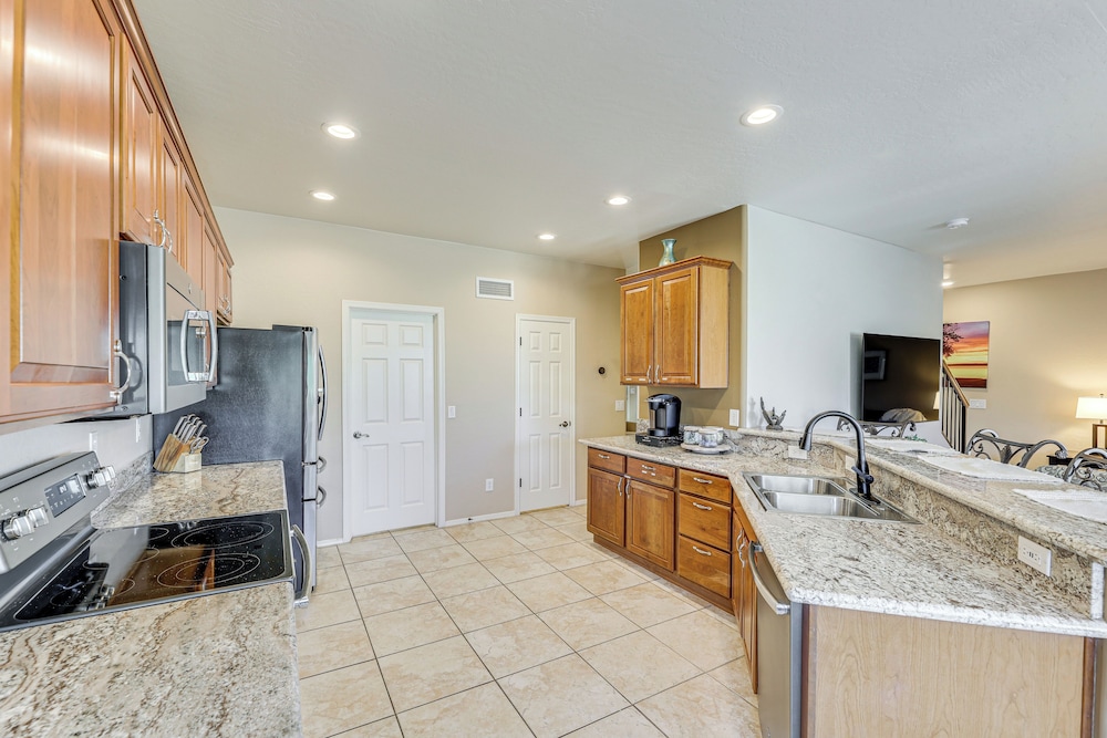 Gold Canyon Golfer's Getaway w/ Scenic Views!