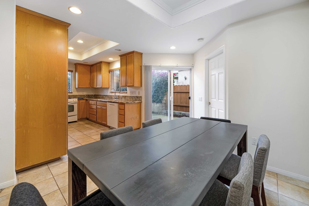 Walk to Dining, Mission + Pacific Beach, and Bars/nightlife Private Backyard