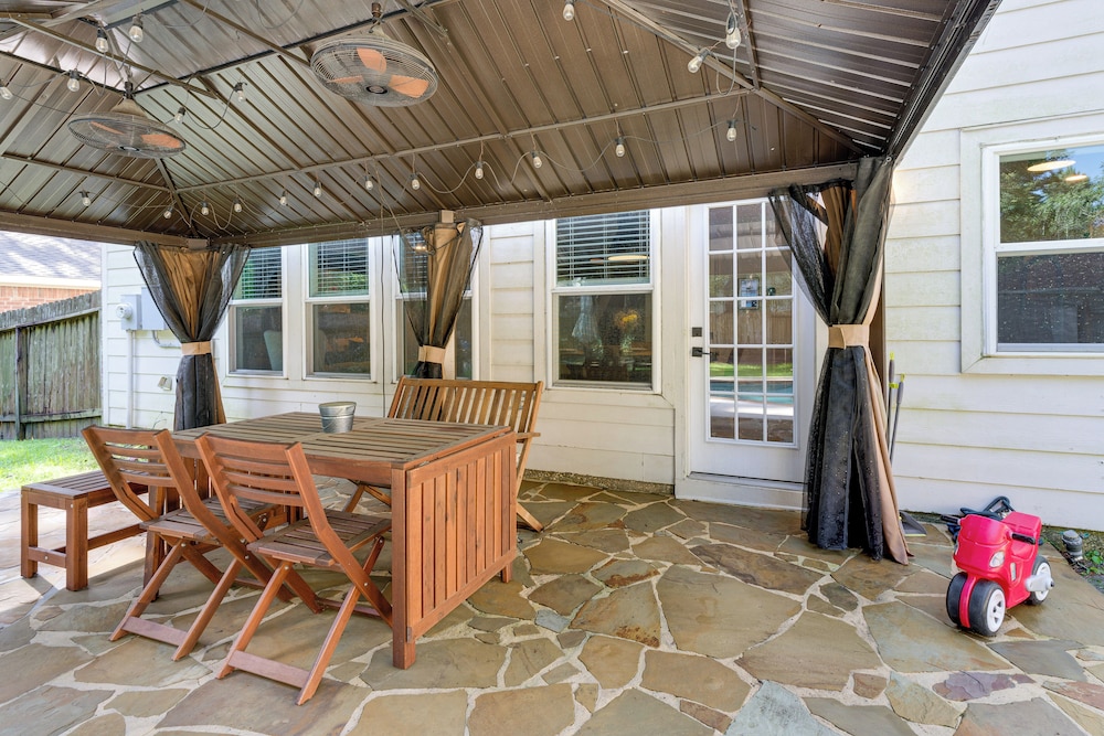 6 Mi to Northshore Park: Family Home w/ Pool!