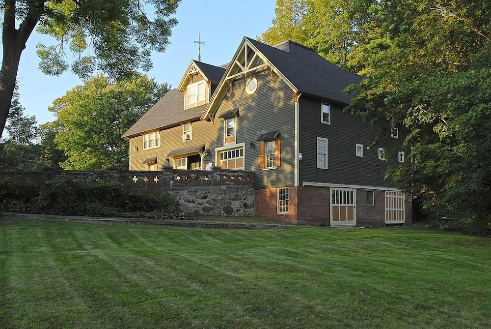 Hotel Black Swan Inn - Image 1