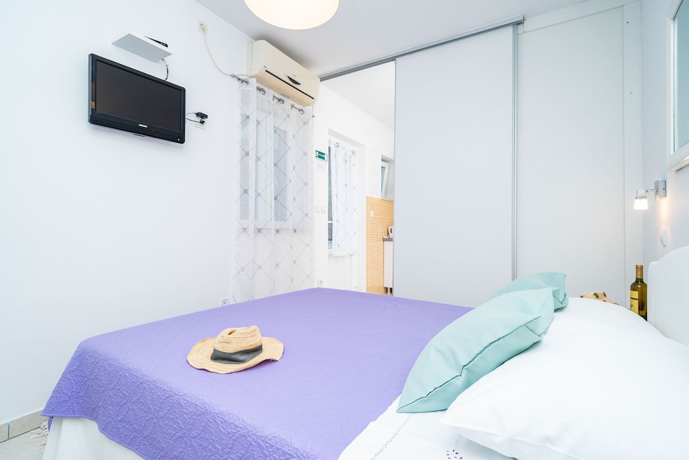Jele Rooms