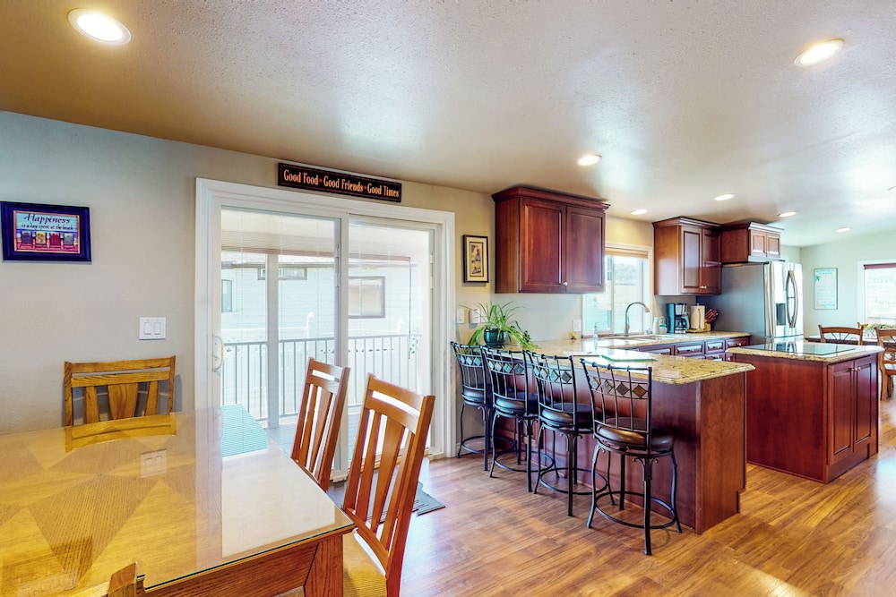 Paradise Point: Lakefront Escape w/ Views