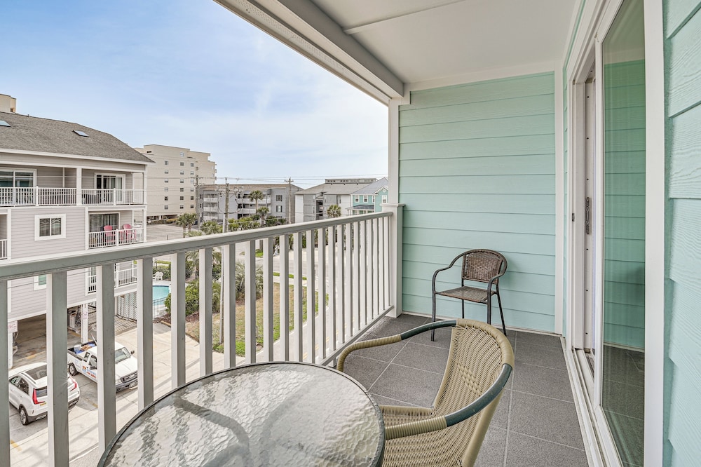 Walk to Beach: Condo w/ Balcony in Murrells Inlet!