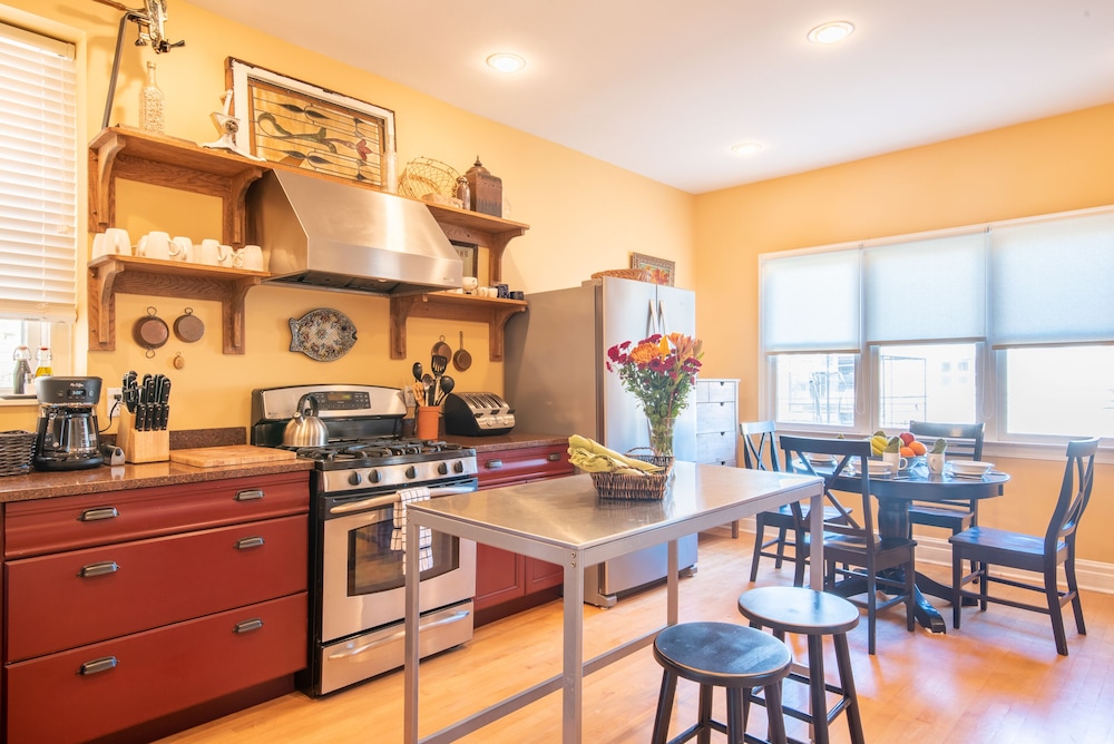Chicago Guest House on Newport Avenue