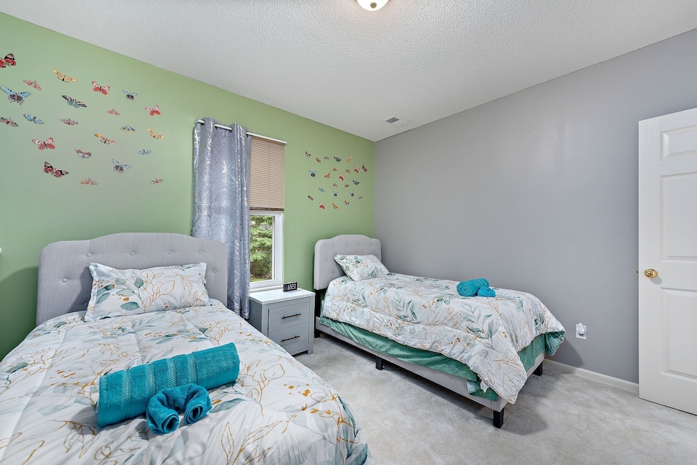 Beautiful Townhome 11 Minutes To Downtown 3 Bedroom Townhouse