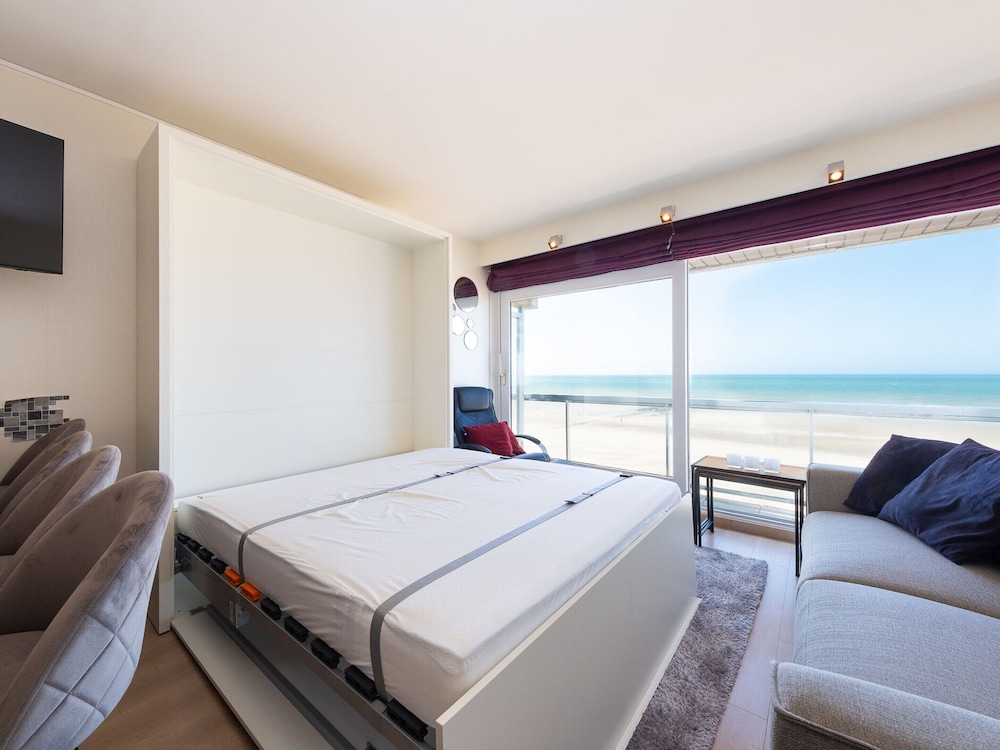 Studio on Seafront Near Tram Stop