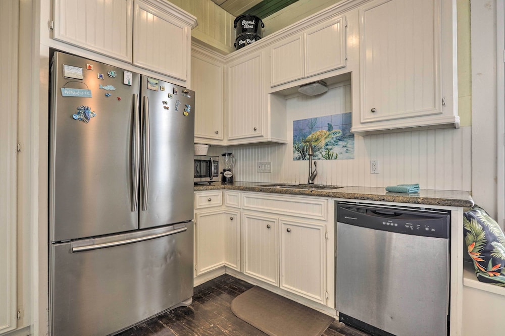 Historic Galveston Hideaway, Walk to the Beach!