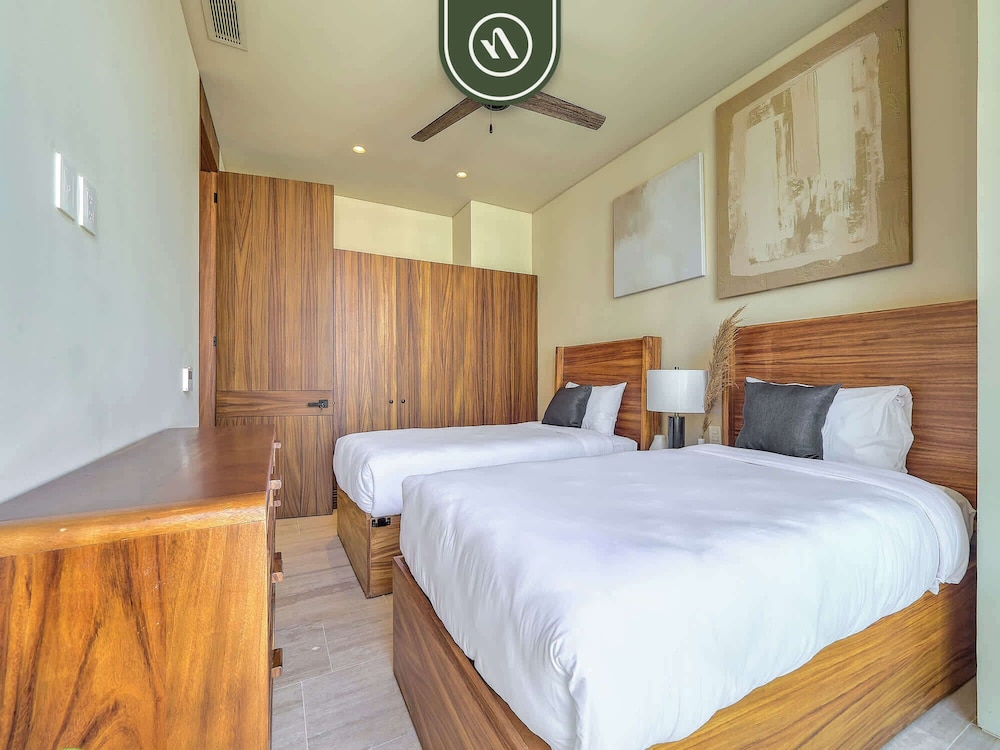 Luxury 4BR Oceanfront Condo - Private Beach - Pool