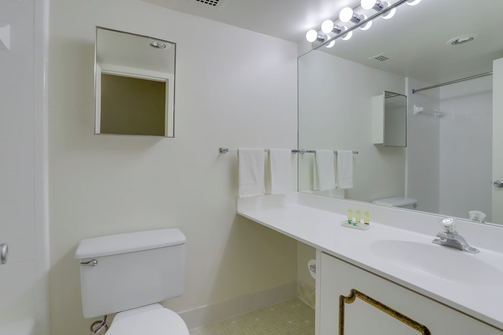 Modern Apt Near Airport & Metro