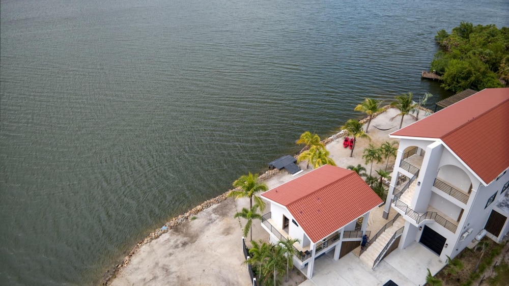 NEW 3 Story 4-bed Waterfront Villa w Sunset Views