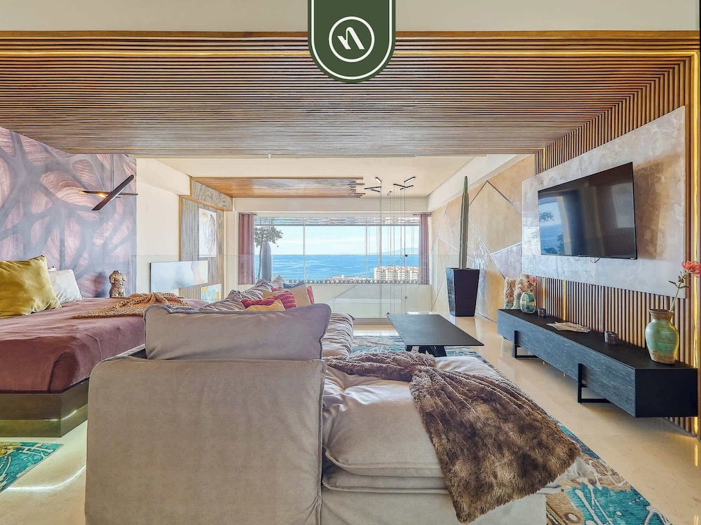 Two Story 2 BR Penthouse - Pool - Ocean View