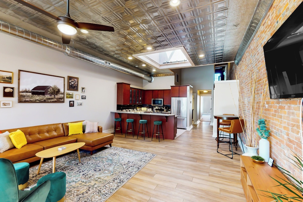 2BR Updated Dtwn Condo: Streaming, Patio, W & D