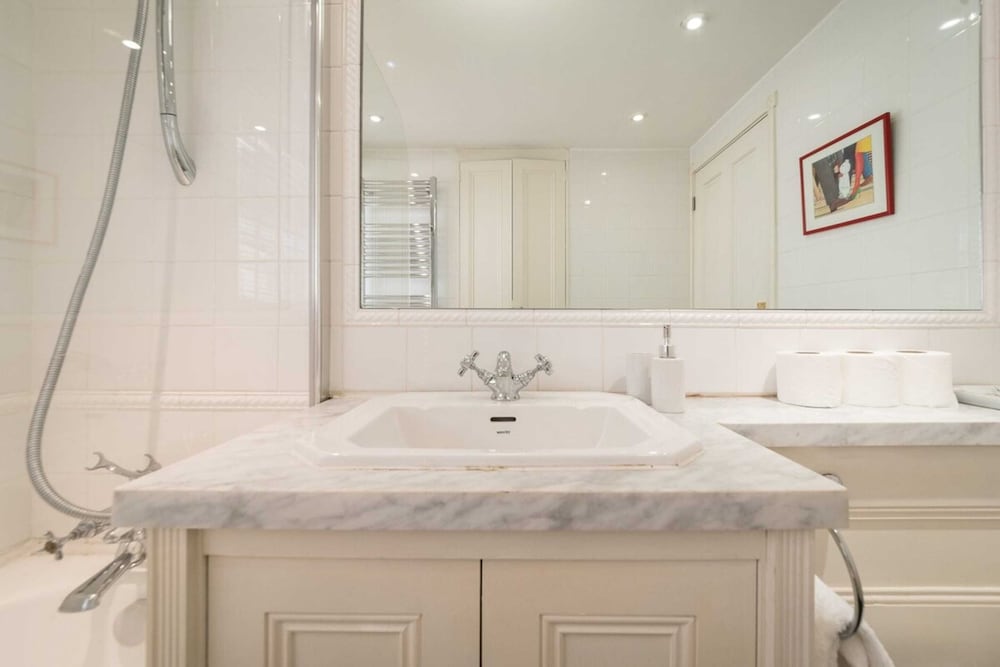 Elegant 3 Bedroom Home Located in South Kensington