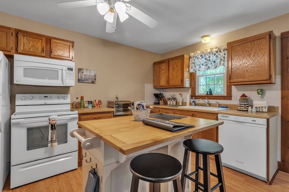 Cozy Bungalow Just Minutes From Mystic, Westerly Beaches, Boating And Casinos! 1 Bedroom Bungalow by RedAwning view 5