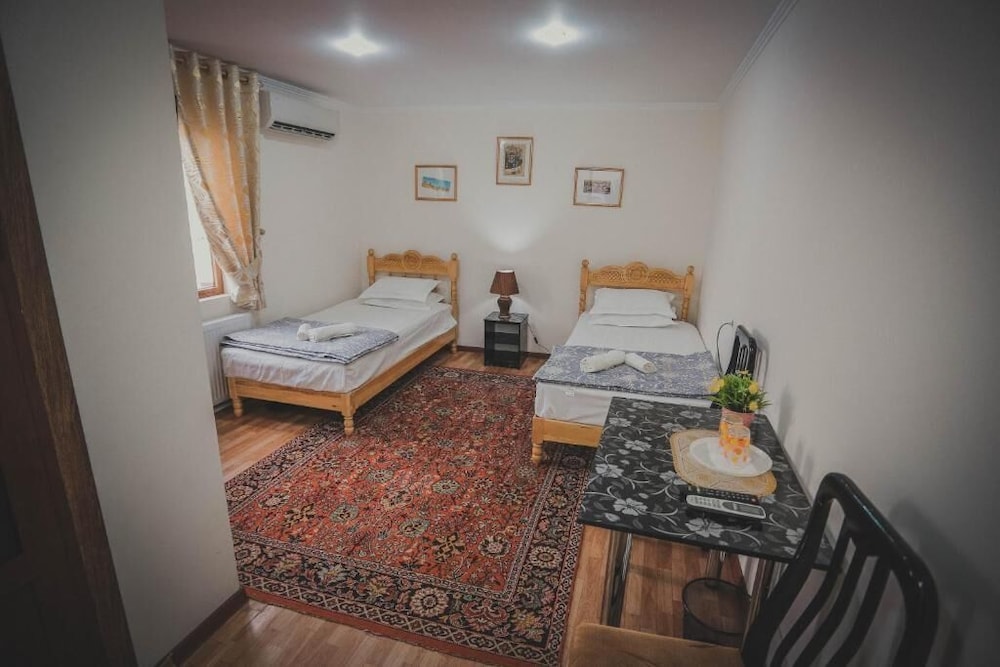 Family Guest House Parivash