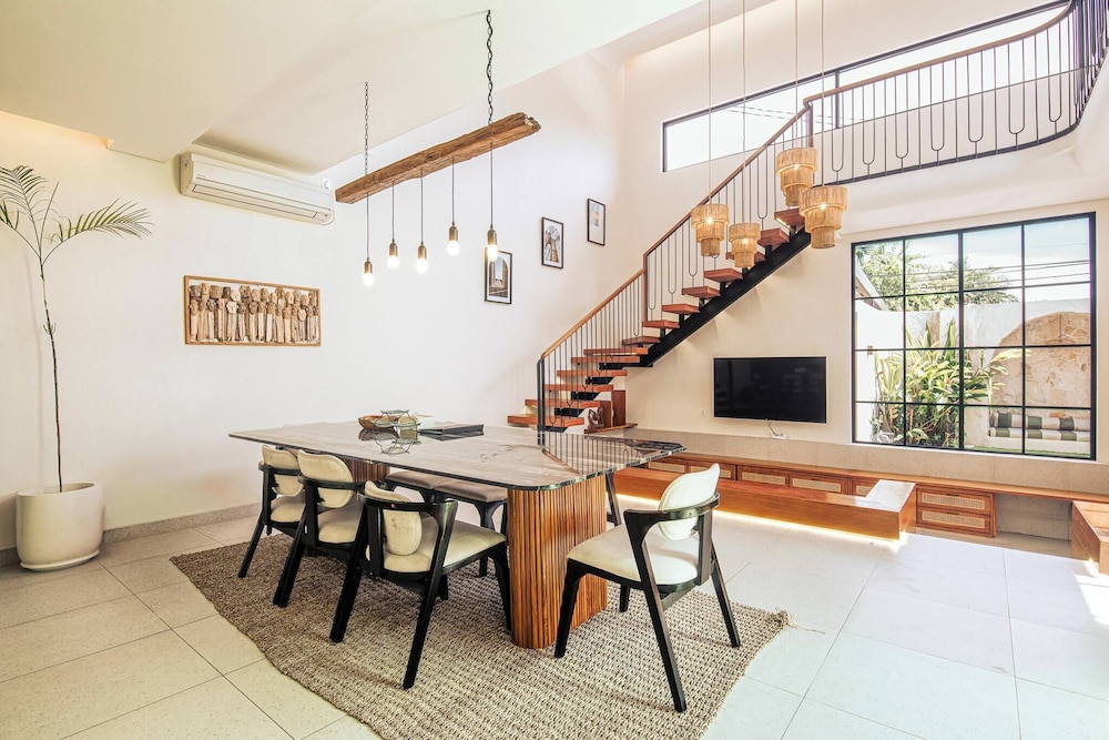 Chic 4-br Villa in Central Seminyak, Beach 5 Mins