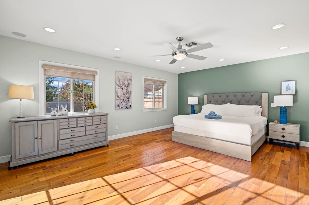 Luxury Estate With Sparkling Pool Elegant Amenities
