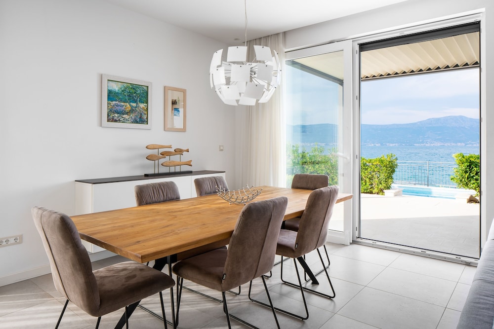 Acadia Beach Villas & Apartments, Slatine