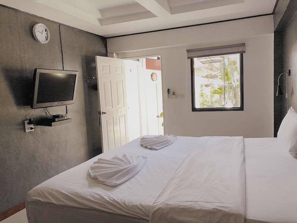 The Reef Hotel & Studios