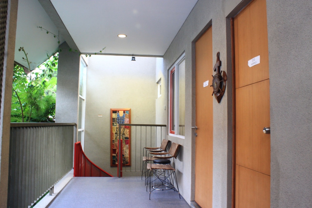Buton Backpaker Lodge - Hostel