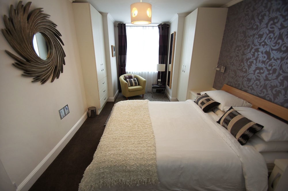 New Steine Apartment Sea View by Brighton Holiday Lets view 4