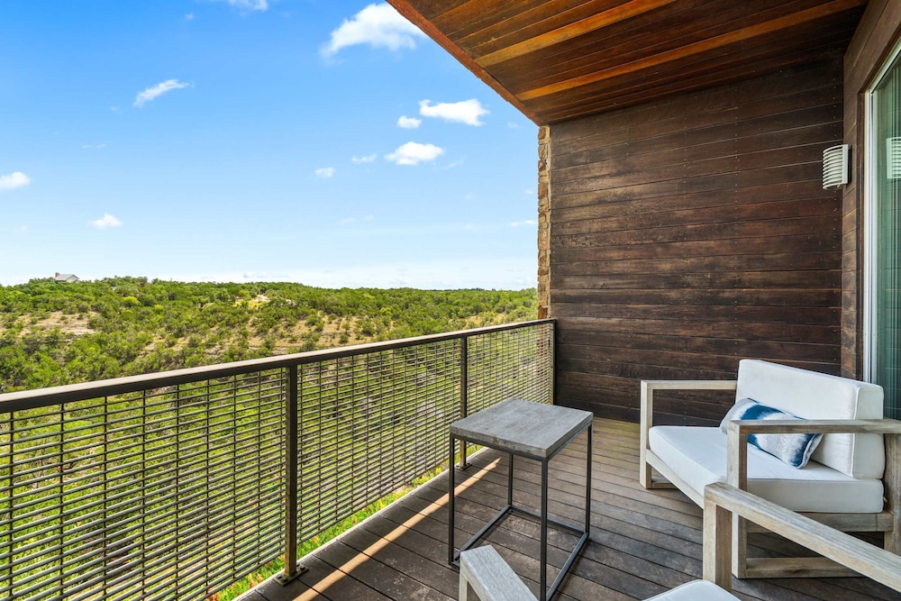 Luxury 7BR Hill Country Gem With Barndominium
