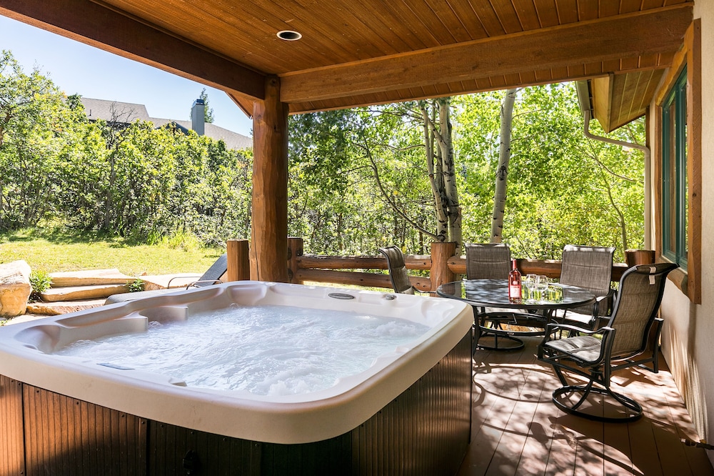 White Pines 5-Bedroom 5-Bath Luxury Home in Solamere Lower Deer Valley