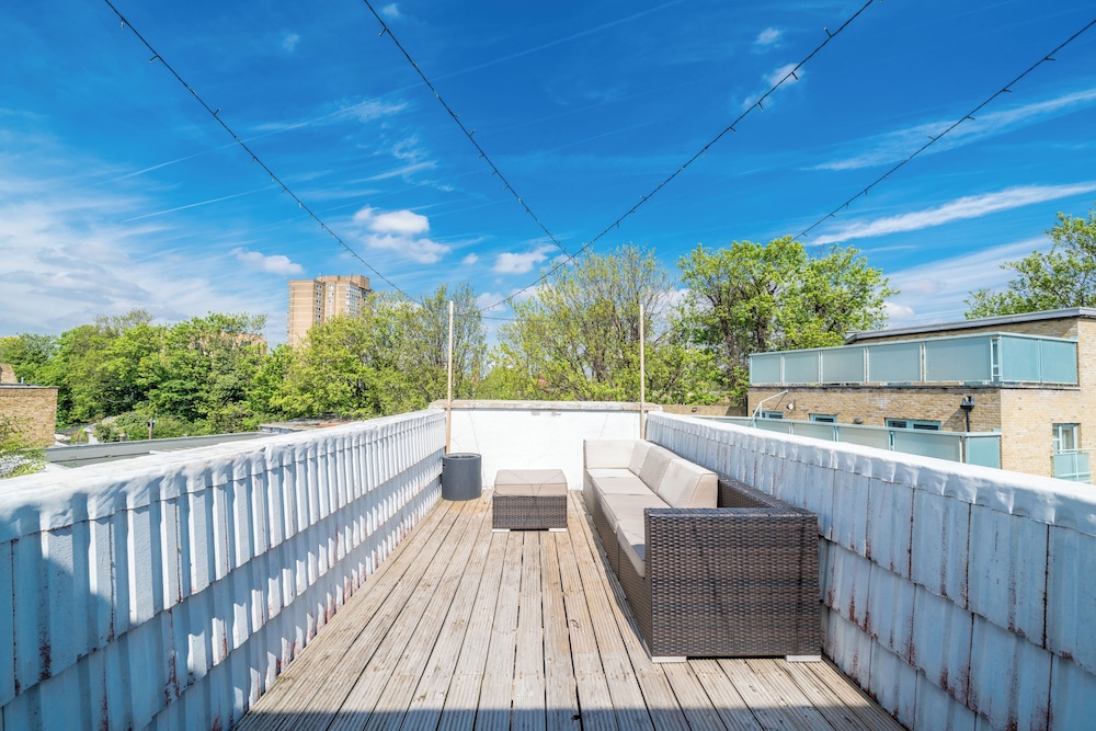 Chic 2BR Battersea Flat - Terrace & Pet-Friendly