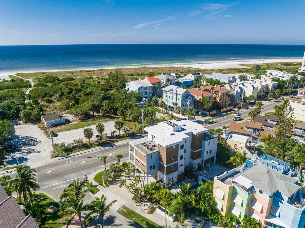 The Upper Deck in Siesta Key view 3