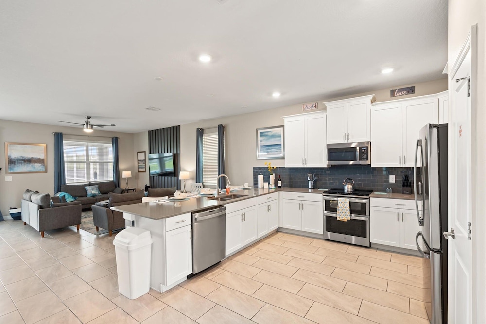 ChampionsGate Resort 10 Bedroom Vacation Home - Includes resort clubhouse amenity access! 10 Home