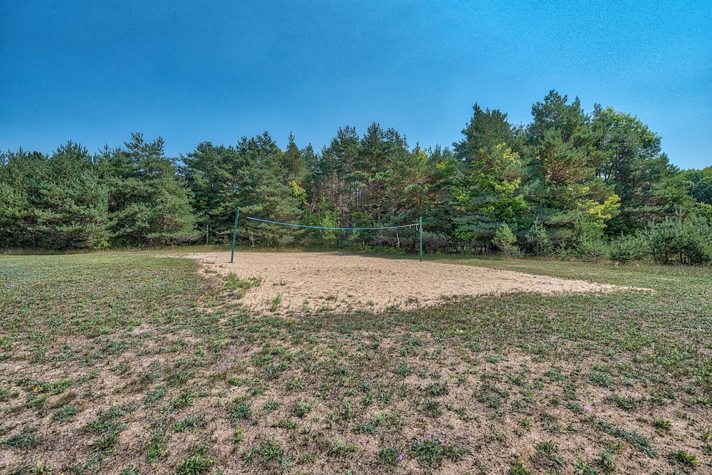 Steps to Beach: Lake Cabin Retreat in Levering!