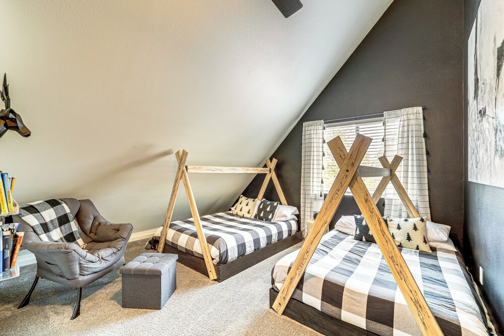 Walk to Trails: Modern Munds Park Mountain Retreat