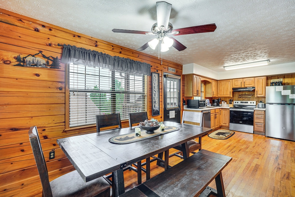 Hot Tub & Game Room: Sevierville Family Cabin!