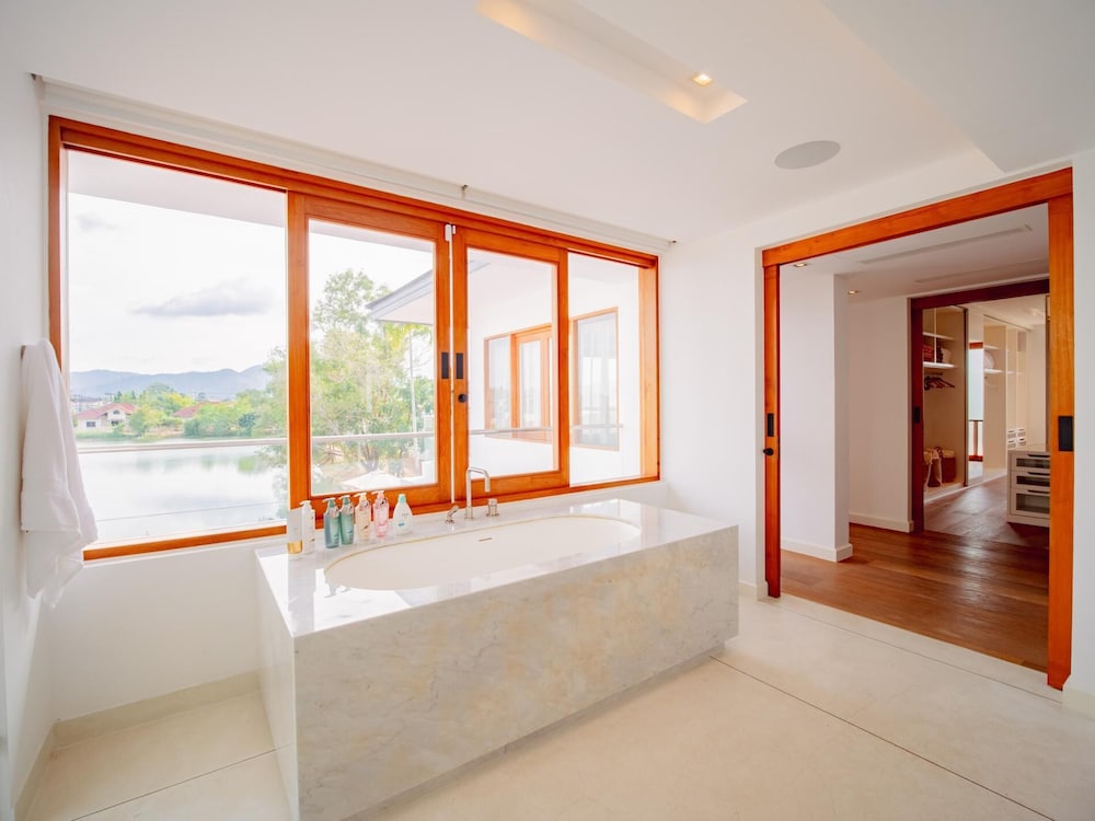 Luxurious 5bedroom White Estate Villa Private Lake