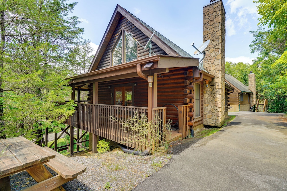 Private Hot Tub: Lake Resort Cabin in Sevierville!