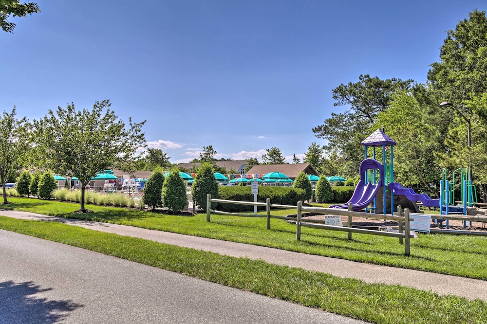 Spacious Sea Colony Condo w/ Pool Access!