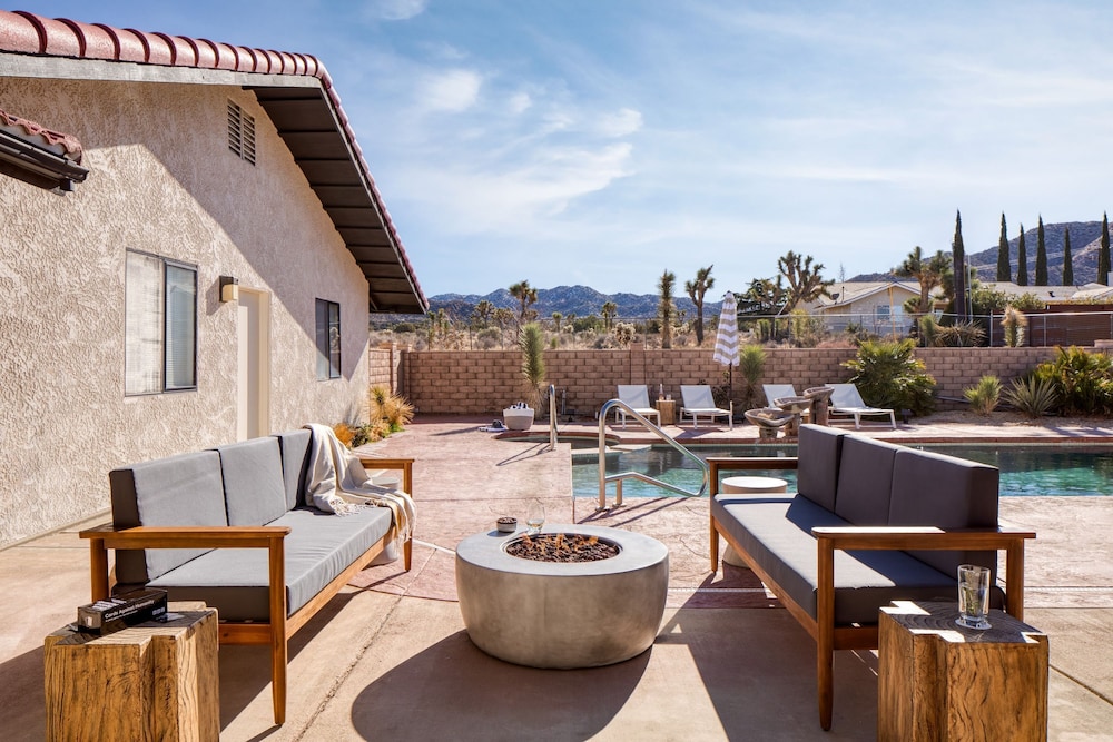 Lava Rocks by Avantstay Gorgeous Desert Haven w Pool Hot Tub Fire Pit Ping Pong