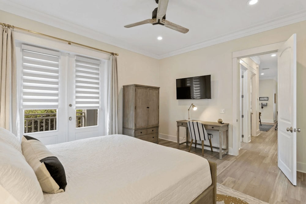 Good Day Sunshine by Avantstay Sleeps 16 Pool Private Beach Access