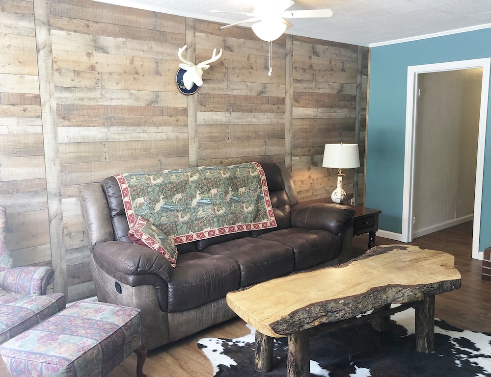 Meadowlark Motel with Restaurant & Bar