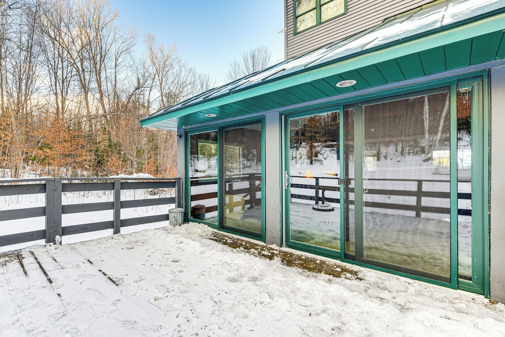 11 Mi to Sugarbush: Eclectic Ski House w/ Hot Tub!