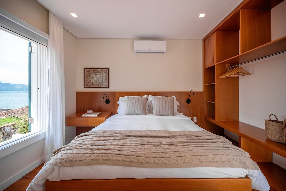 Angra - Mombaça | Mansão Espetacular Beira-Mar, 7 Suites - por Casapē Rio