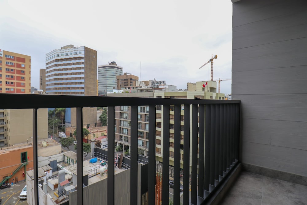 w Exceptional 2BR w Balcony in Miraflores