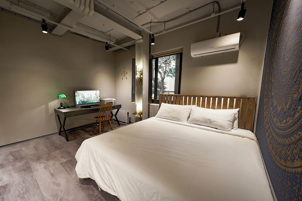 B9 Tailor Serviced Home near Hongik Univ
