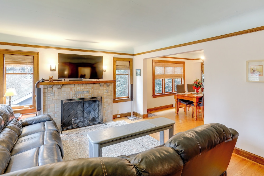 Charming Tudor-style Apt Near Green Lake!